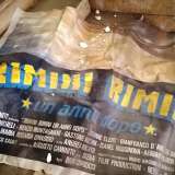 ...tra locandine di film...